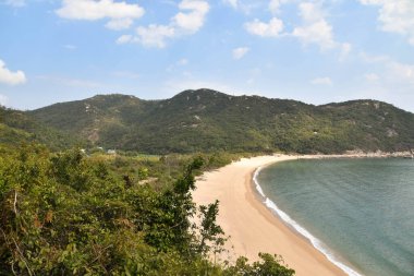 Hong Kong 'daki Lantau Adası' nda uzun bir kum tabakası..