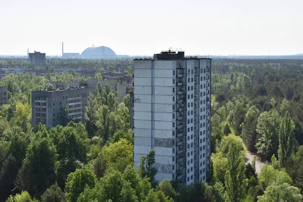 Pripyat 'ın çatılarından Çernobil Nükleer Santrali' ne akros görüntüsü