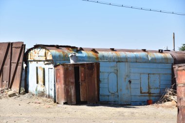 Aral, Kazakistan 'da çölde paslı yük vagonları.