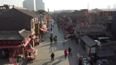 Luoyang, Henan Eyaleti, Çin - 14 Ocak 2021: Luoyang Eski Kasabası 'nda yürüyen insanlar