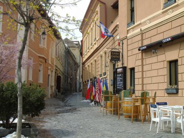 Romanya 'nın orta Brasov kentindeki Cafes Line a Cobbled Street