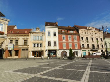 Romanya 'nın Brasov kentindeki Konsey Meydanı Etrafındaki Renkli Binalar