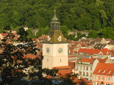 Romanya 'nın Brasov kentindeki Kilise Spire ve Çatıları