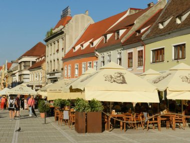 Romanya 'nın Brasov Eski Kenti' nin kaldırımlı caddelerini Kafeler Sıraladı