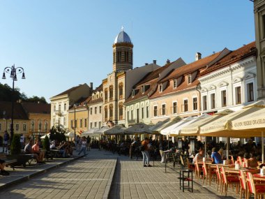 Şemsiyeli Kafeler, Romanya 'nın Brasov Eski Kasabasının Kaldırımlı Caddeleri