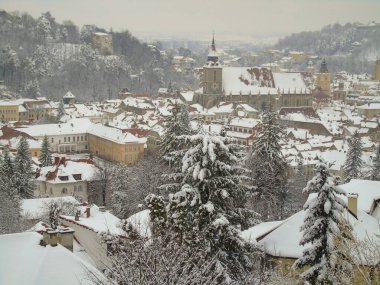 Romanya 'nın Brasov kentindeki Karlı Çatı Manzarası