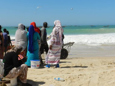 Nouakchott, Moritanya - 14 Şubat 2024: Bir grup insan okyanustan getirilen balıklar için yerel balık pazarında toplandı.