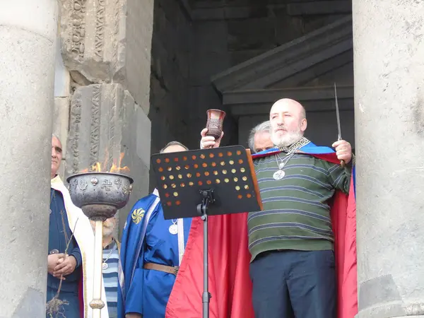 Garni, Ermenistan - 21 Mart 2023: Kutlamalar, bahar ekinoksu kutlaması için Ermenistan 'daki Garni Pagan Tapınağı' nın merdivenlerinde toplandı.