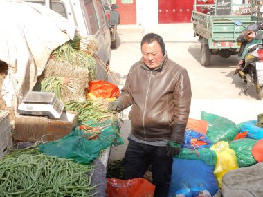 Luoyang, Henan Eyaleti, Çin - 20 Ocak 2017: Stallholder Çin 'in Henan Eyaleti' ndeki bir taşra pazarında taze ürün satıyor.