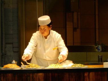 Xi 'an, Shaanxi Eyaleti, Çin - 15 Kasım 2017: Xian' ın Müslüman Mahallesi 'nde bir kadın geleneksel Çin sokak yemekleri servis ediyor.