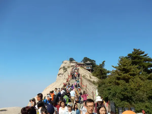 Huashan, Shaanxi Eyaleti, Çin - 30 Eylül 2016: Çin 'in kutsal Huashan Dağı sırtında bir kalabalık.