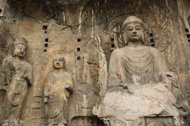 Luoyang 'daki Longmen Mezarlığı' nda kayaya oyulmuş Budist heykelleri.