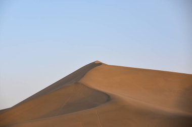 Dusk, Dunhuang, Çin 'de Şarkı Söyleyen Kum Kumulu