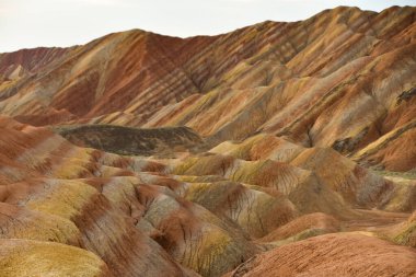Çin, Gansu 'daki Zhanye Gökkuşağı Dağları' nın renkli çizgileri