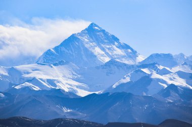 Tibet 'teki Everest Tepesi' nde Beyaz Bulutlar Esiyor