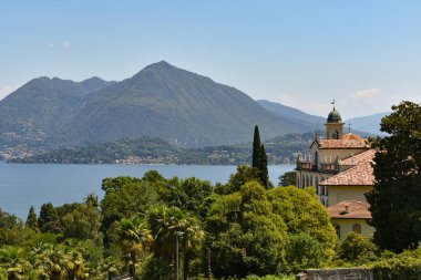 İtalya 'da Maggiore Gölü kıyısında bir villa ve ağaçlar.