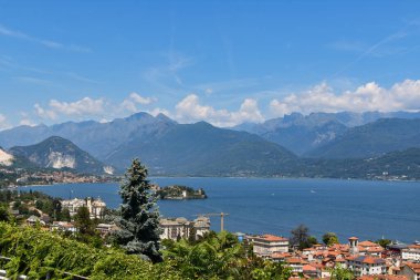 İtalya 'da Çimenli ve Dağlı Göl, Maggiore, Lombardiya