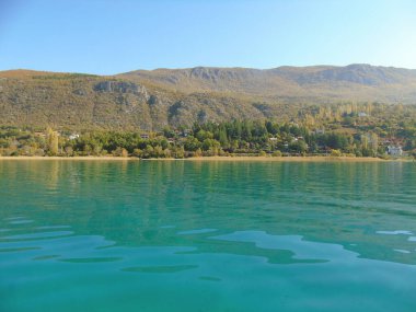 Makedonya 'nın Ohri Gölü Turkuaz Suları Sonbaharda