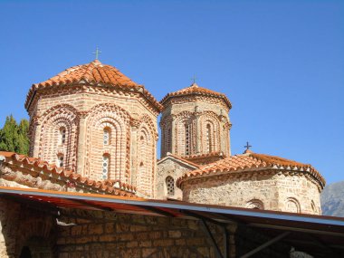 Makedonya 'daki Sveti Naum Manastırının Terracotta Çatıları ve Taş Duvarları