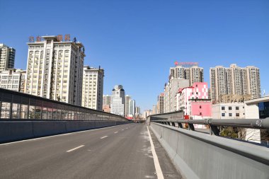 Çin 'in Luoyang kentindeki tecrit sırasında terk edilmiş Çin yolu.