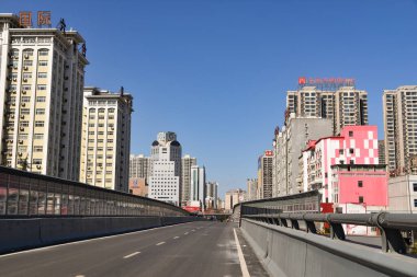 Luoyang 'daki tecrit sırasında terk edilmiş Çin yolu.