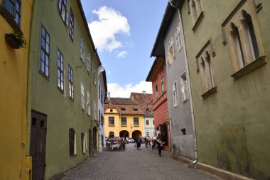 Romanya 'nın Sighisoara kentinin dar, kaldırımlı sokakları