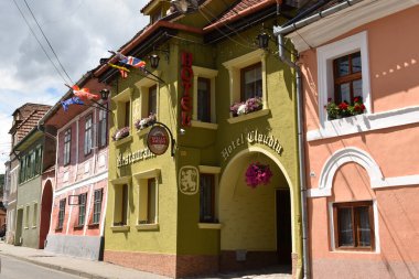 Romanya 'nın Transilvanya kentindeki Sighisoara Eski Kasabasının Renkli Binaları