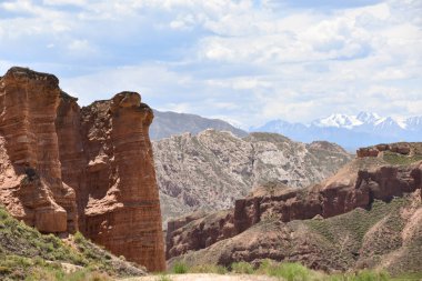 Çin 'in Gansu kentindeki Binggou Danxia Landform' da Kumtaşı Piilarları