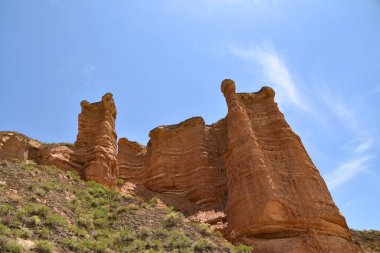 Gansu Eyaleti, Çin 'deki Binggou Danxia Landform' daki Kumtaşı Piilarları