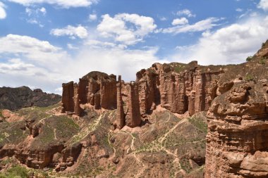 Çin, Gansu 'daki Binggou Danxi Landform' daki Kum Taşı Sütunları