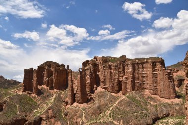 Çin 'in Gansu eyaletindeki Binggou Danxi' de Mavi Gök Altında Kumtaşı Piilleri