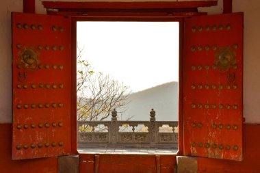 Yuntaishan, Henan, Çin 'deki bir Budist Tapınağında Kırmızı Kapı Aç