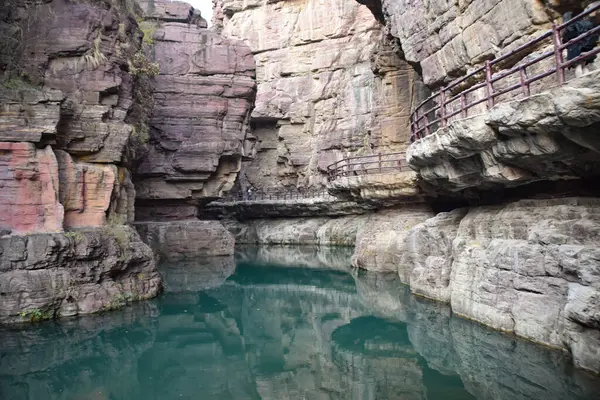 Yuntai Dağı 'ndaki nehir ve kanyon duvarları.