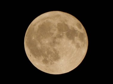 Luoyang, Henan, Çin 'de dolunayın yakınlaştırılmış görüntüsü.