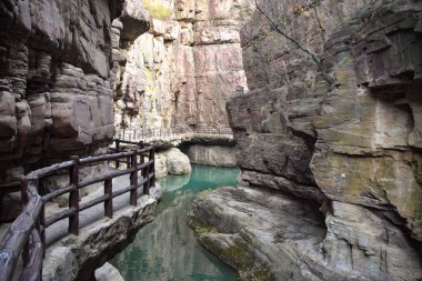 Yuntai Dağı 'ndaki Kanyon nehri boyunca bir patika.