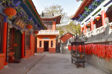 Henan Eyaleti, Çin 'deki Yuntaishan' daki Budist Tapınağı 'nda Renkli Avlu.