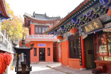 Çin 'in Henan kentindeki Yuntaishan' daki Budist Tapınağı 'nda Renkli Avlu