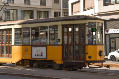 İtalya, Milan 'da parlak sarı bir tramvay