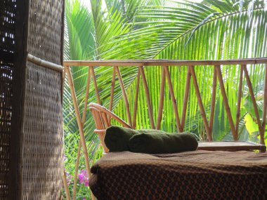 Kamboçya 'daki Eden Eco Village' ın balkonunda ve yatağın üzerindeki havluların görüntüsü.