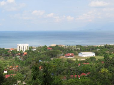 Kep, Kamboçya 'da güzel bir orman ve okyanus manzarası var.