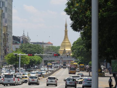 17 Nisan 2025 - Yangon, Myanmar: Sule Pagoda önünde Yangon 'un işlek caddeleri trafik hatları.