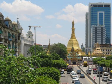 17 Nisan 2025 - Yangon, Myanmar: Yangon şehir merkezindeki Sule Pagoda 'nın altın kubbesi.