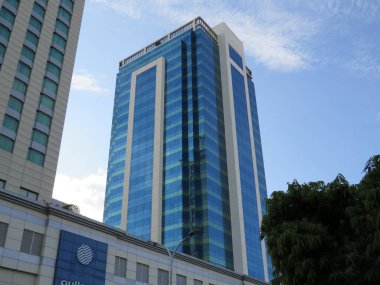 Yangon, Myanmar 'ın merkezindeki cam köşeli kule blokları