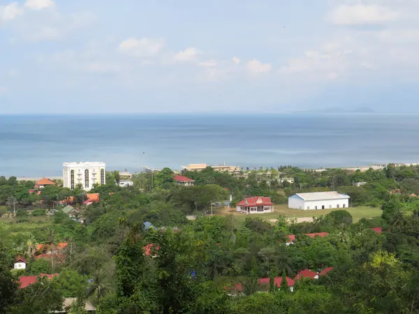 Kep, Kamboçya 'da güzel bir orman ve okyanus manzarası var.