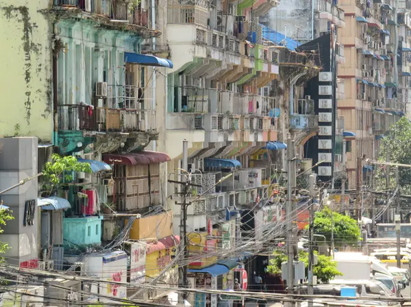 17 Nisan 2025 - Yangon, Myanmar: Yangon 'da renkli apartman blokları.