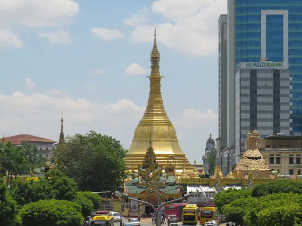 17 Nisan 2025 - Yangon, Myanmar: Sule Pagoda 'nın altın kubbesi önünde trafik