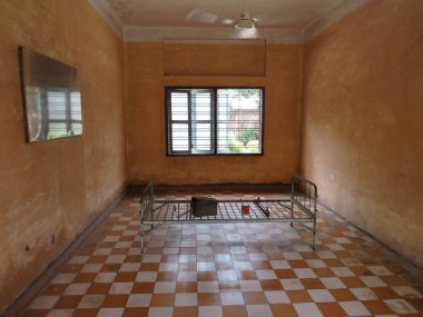 6 Nisan 2025 - Phnom Penh, Kamboçya: S21 Tuol Sleng cezaevi binası içinde metal bir yatak çerçevesi