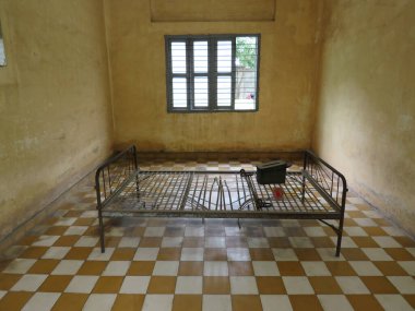 6 Nisan 2025 - Phnom Penh, Kamboçya: Tuol Sleng cezaevi binasının içinde metal bir yatak iskeleti
