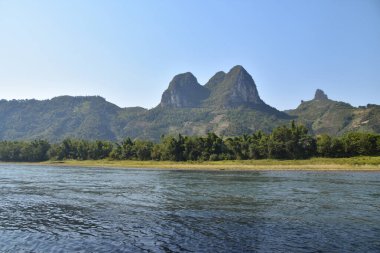 Çin 'in Yangshuo yakınlarındaki Li Nehri' nden karst dağlarının mükemmel manzarası.