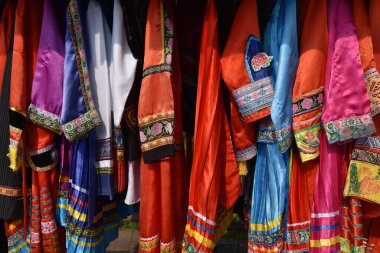 Çin 'in Xhangjiajie kentindeki bir markette geleneksel renkli Çin elbisesi.